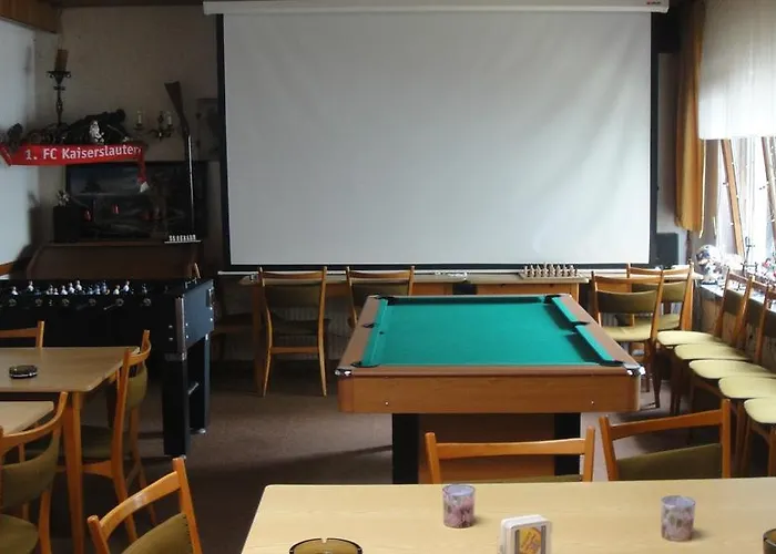 Black Bear Bikers Pub-hotel Estalagem